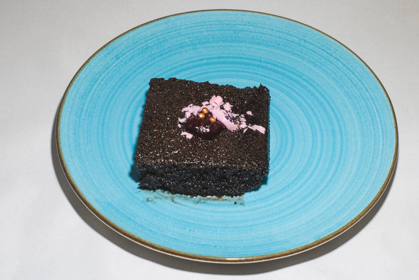 Black cake with blue dish - Fotografie, Obrázek