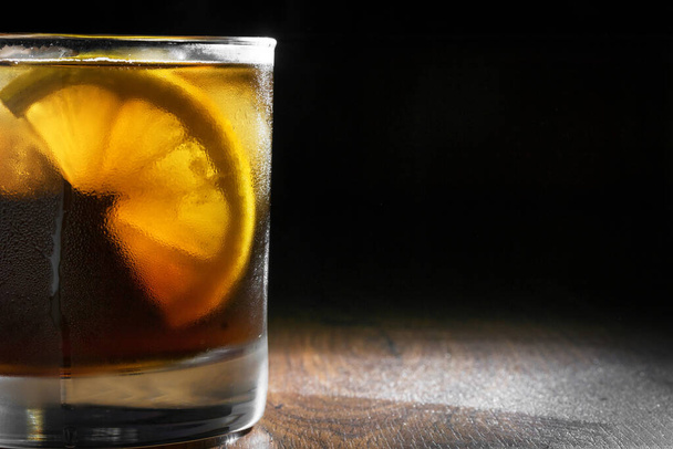 Schöner kalter Whisky mit Eis wurde im Studio fotografiert - Foto, Bild