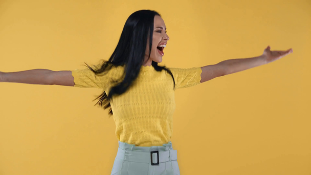 Femme existante montrant un geste oui isolé sur jaune
 - Séquence, vidéo
