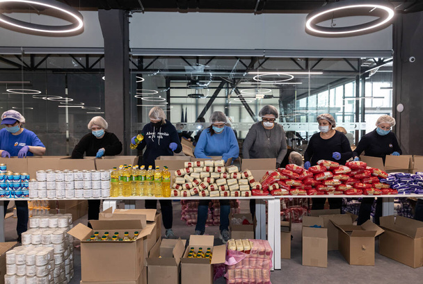 ウクライナのキエフ- 3月。2020年（平成32年）7月27日ウクライナにおけるコロナウイルスの流行と貧困者への支援。ポロシェンコ財団から送られた3千枚の食品パッケージは、年金受給者や障害者に送られます。 - 写真・画像