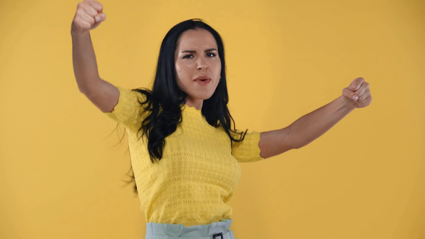 Beautiful woman showing yes isolated on yellow - Záběry, video