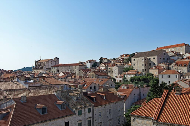 Το Ντουμπρόβνικ είναι πόλη στην Αδριατική Θάλασσα στη νότια Κροατία. Είναι ένας από τους πιο διακεκριμένους τουριστικούς προορισμούς στη Μεσόγειο Θάλασσα, ένα λιμάνι και το κέντρο της επαρχίας Ντουμπρόβνικ-Νερέτβα. Η πόλη είναι μνημείο παγκόσμιας κληρονομιάς της UNESCO.  - Φωτογραφία, εικόνα