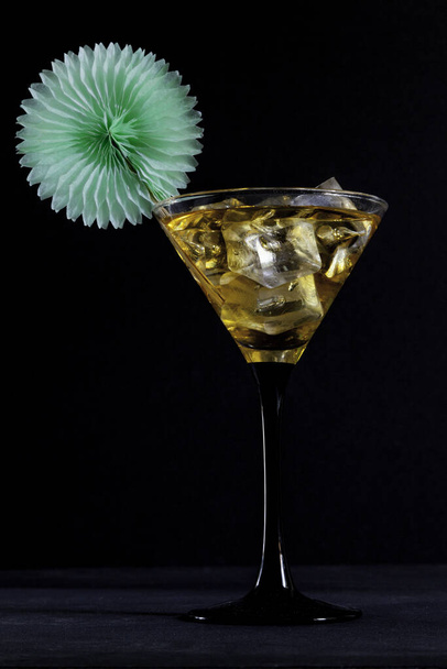 Siyah arka planda yeşil süslemeli kokteyl bardağı. Boşluğu kopyala - Fotoğraf, Görsel