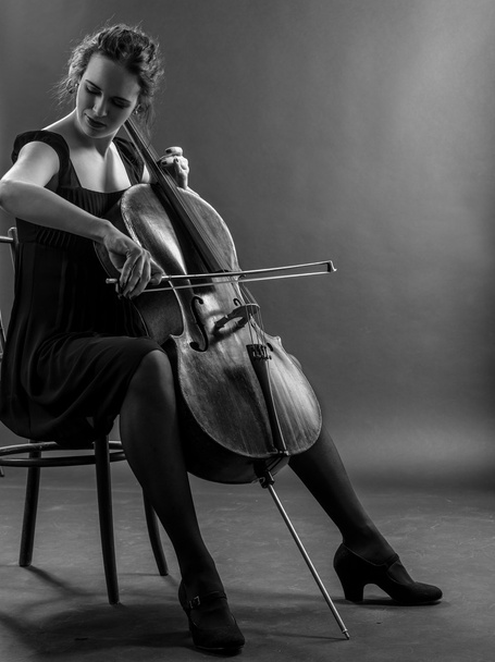 Жінка грає на віолончелі чорно-біла
 - Фото, зображення