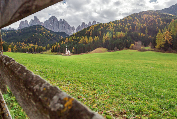 St Johann Church, Santa Maddalena, Val Di Funes, Dolomiti Mountains, Italia
 - Valokuva, kuva