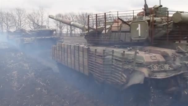 Tankoefeningen op het trainingsveld. Foto 's van tanks in beweging. - Video