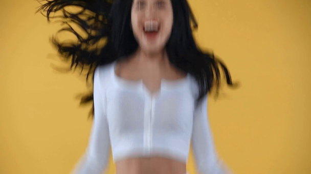 Весела дівчина показує так жест ізольовано на жовтому
 - Кадри, відео