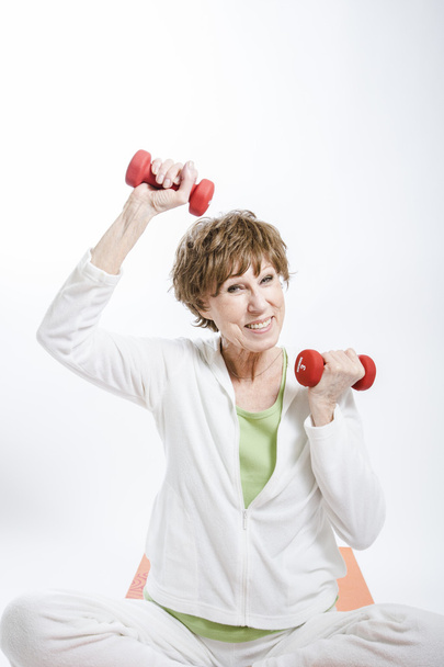 Зрелая женщина упражнения на белом фоне
 - Фото, изображение