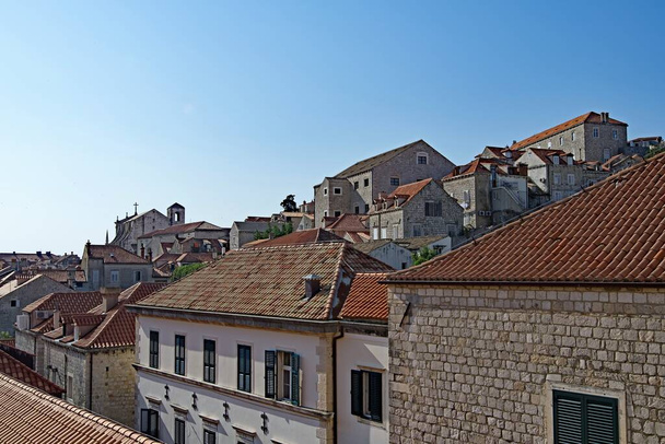 Το Ντουμπρόβνικ είναι πόλη στην Αδριατική Θάλασσα στη νότια Κροατία. Είναι ένας από τους πιο διακεκριμένους τουριστικούς προορισμούς στη Μεσόγειο Θάλασσα, ένα λιμάνι και το κέντρο της επαρχίας Ντουμπρόβνικ-Νερέτβα. Η πόλη είναι μνημείο παγκόσμιας κληρονομιάς της UNESCO.  - Φωτογραφία, εικόνα