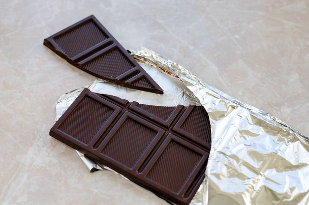 Pedaços de chocolate na mesa de mármore - Foto, Imagem