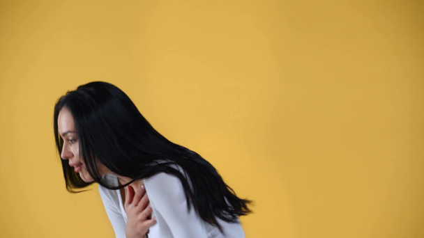 Schöne Mädchen angewidert von Geruch isoliert auf gelb - Filmmaterial, Video