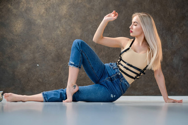 beautiful girl stretching coach in the studio - Fotografie, Obrázek