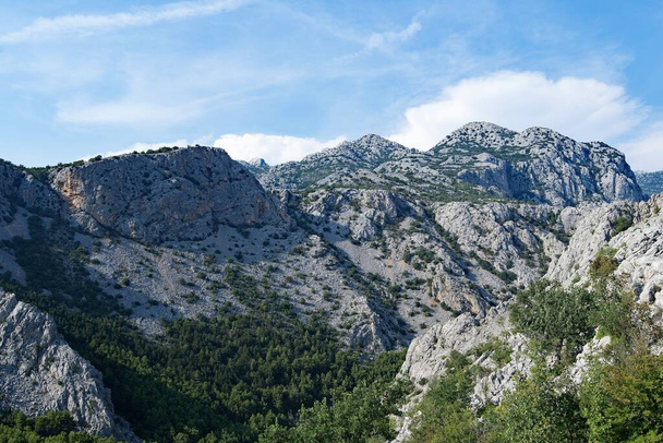 O canyon do rio Paklenica é um parque nacional na Croácia. É perto de Starigrad, norte da Dalmácia, nas encostas sul da montanha Velebit, perto de Zadar. Contém dois desfiladeiros, Mala (Pequeno) e Velika (Grande) Paklenica
.  - Foto, Imagem