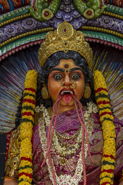 Estatua colorida en un templo hindú, en la India
 - Foto, Imagen