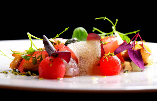 Haute-keittiö, jossa on tonnikalatartaria, vesimelonia ja mausteita
 - Valokuva, kuva