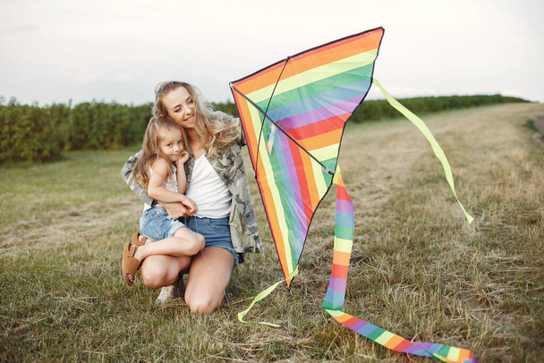 Moeder met schattig dochtertje in een zomer veld - Foto, afbeelding
