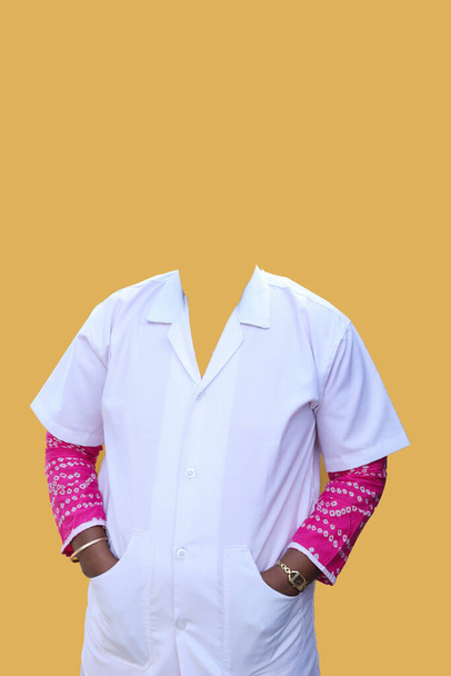 Ein Arzt ohne Gesicht und Hand in seiner weißen Manteltasche auf gelbem Hintergrund. - Foto, Bild