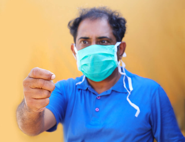 ¡Detengan la infección! Un hombre sano mostrando algo. Foto de hombre usar máscara protectora
 - Foto, Imagen