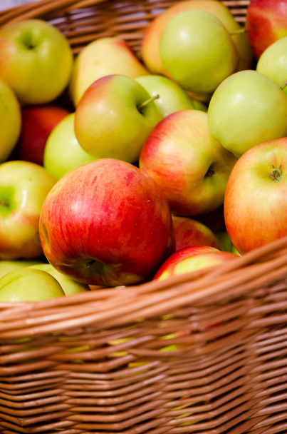 Apple καλάθι - φρέσκα κόκκινα μήλα σε ένα καλάθι - Φωτογραφία, εικόνα