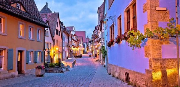 ローテンブルク・オブ・デア・タウバー。中世のドイツの町のドイツの通りの建築物ローテンブルクのob der Tauberの夜のパノラマビュー。ドイツのバイエルン州 - 写真・画像