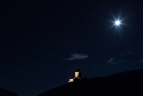 Kościół Trójcy w Kazbegi Gruzja w nocy - Zdjęcie, obraz