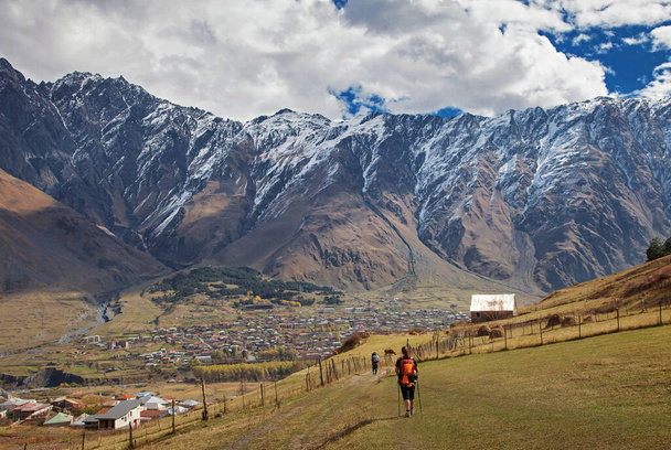τουρίστας με βουνά στο παρασκήνιο στην περιοχή Svaneti, Γεωργία - Φωτογραφία, εικόνα