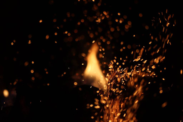 暗闇の中で炎と火花の舌 - 写真・画像