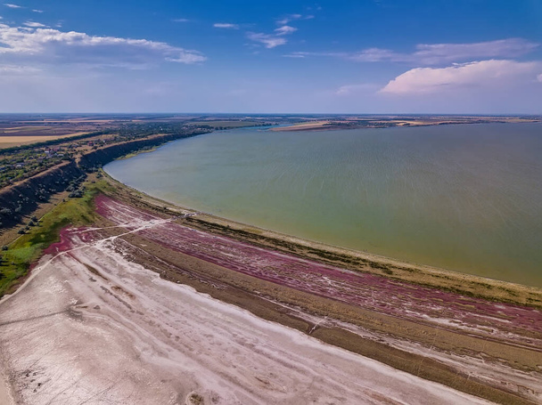 Beleza incrível de secar o estuário de urortnoe do voo do pássaro. Vista superior da zona costeira de reserva ecológica estuário Curortnoe, Odessa, Ucrânia. Vista aérea de drone para estuários de mar em subúrbios
 - Foto, Imagem