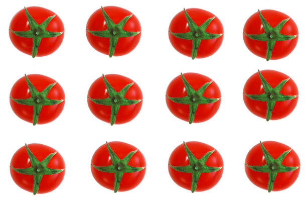 Collage-Rahmen aus kleinen natürlichen roten Tomaten auf weißem Hintergrund - Foto, Bild