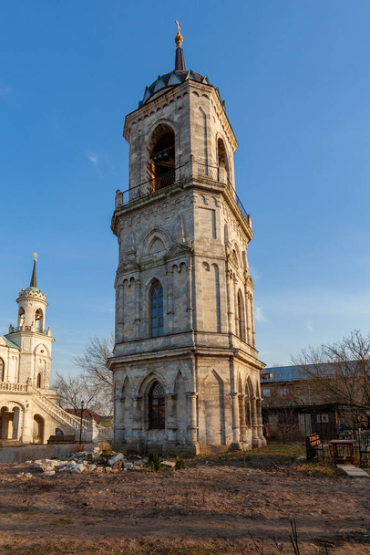 The bell tower of the Church of the Vladimir Icon of the Mother of God against a clear blue sky - Foto, immagini
