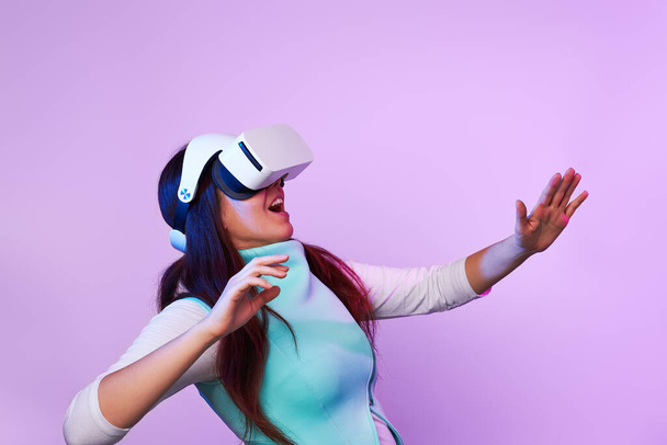 Frau trägt Virtual-Reality-Headset. - Foto, Bild