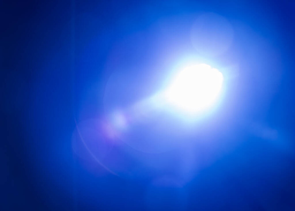 abstract blauw licht op zwarte achtergrond - Foto, afbeelding
