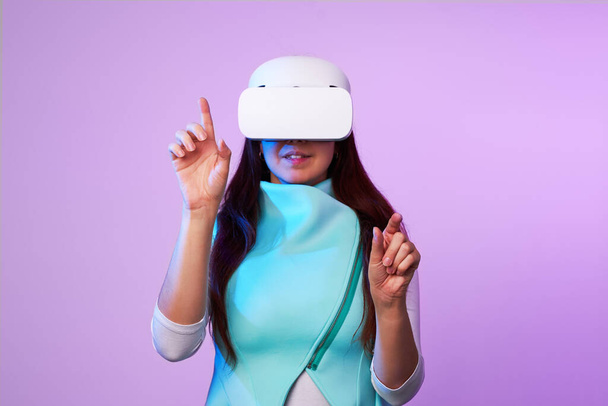 Žena používá headset virtuální reality. - Fotografie, Obrázek