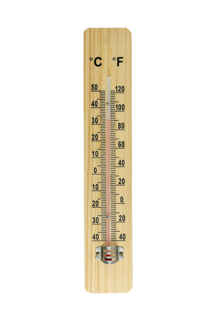 Holzthermometer und Fahrenheit zur Messung der Lufttemperatur. Thermometer isoliert auf weißem Hintergrund. Lufttemperatur plus 32 Grad Celsius. Mit Schnittpfad. - Foto, Bild