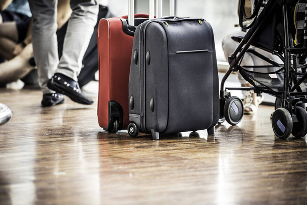 Kahden matkalaukun ja lastenrattaiden lähikuva lentokentällä
 - Valokuva, kuva