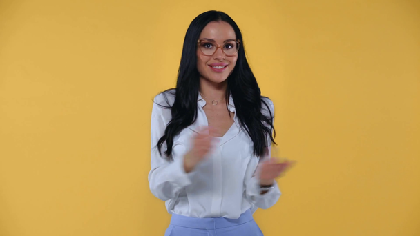 Beautiful businesswoman showing refuse and shrug gestures isolated on yellow - Séquence, vidéo