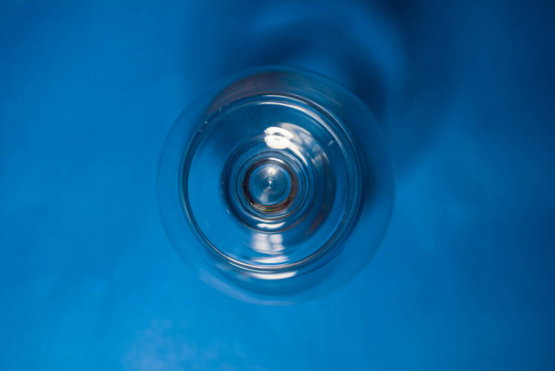 abstrakter blauer Hintergrund mit vielen hellen Flecken - Foto, Bild