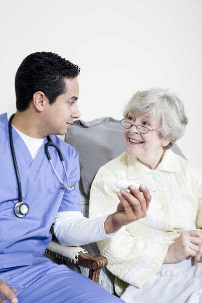 Infermiera che assiste un paziente anziano
 - Foto, immagini