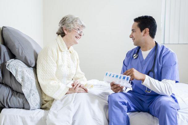 Krankenschwester hilft einem älteren Patienten - Foto, Bild