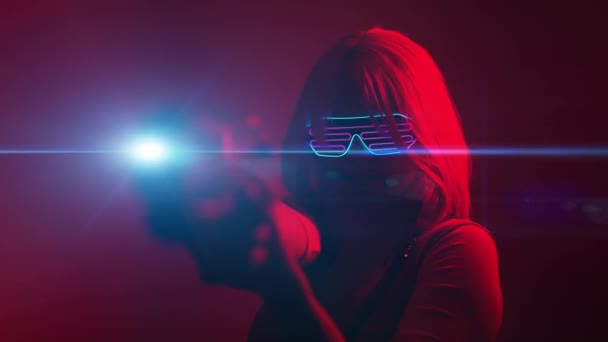 Meisje met blaster in de futuristische strijd. Concept virtual reality, cyber game. - Video