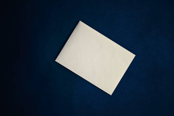 Blank beige paper card on blue background, business and luxury brand identity mockup - Foto, afbeelding
