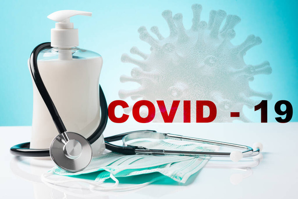 Coronavirus Pandemische uitbraak gerelateerde items. Chirurgische Masker en Hand Sanitizer Gel, Dokter Stethoscoop. - Foto, afbeelding