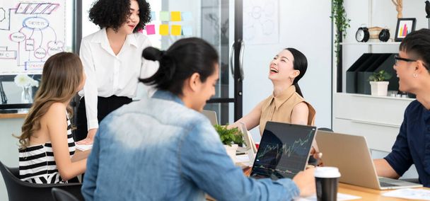 Ομάδα ασιατών νέων δημιουργικών ευτυχισμένων ανθρώπων επιχειρηματίας σε μια επαγγελματική συνάντηση γραφείο υπόβαθρο Καλή ηγεσία και η ομαδική εργασία οδηγούν σε επιτυχία - Φωτογραφία, εικόνα