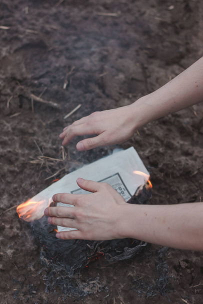 暖炉の火だ。新聞や手を焼く - 写真・画像