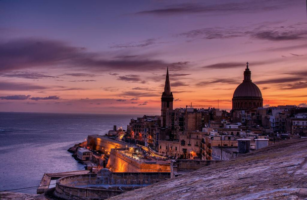 Dawn kilátás a karmelita templom Miasszonyunk Mount Carmel Valletta, Málta - Fotó, kép