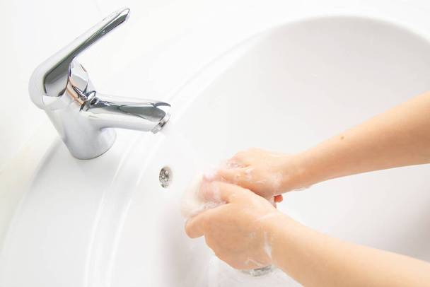 Limpieza de niños y lavado de manos con jabón en el baño
 - Foto, Imagen