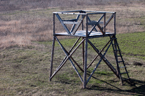 Wachturm aus Holz für Jäger - Foto, Bild