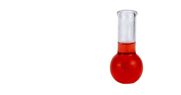 Vetreria da laboratorio con liquido su fondo bianco. pallone chimico di vetro con reagente rosso. recipiente tecnico in vetro utilizzato nei laboratori chimici. Il pallone di Erlenmeyer viene utilizzato in un'analisi trimetrica
. - Foto, immagini