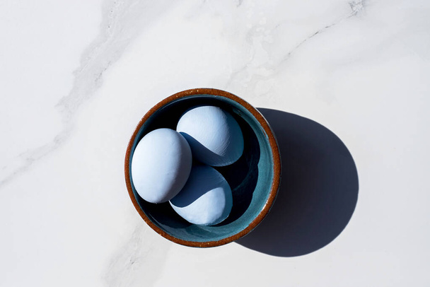 drie blauwe eieren in een kom  - Foto, afbeelding