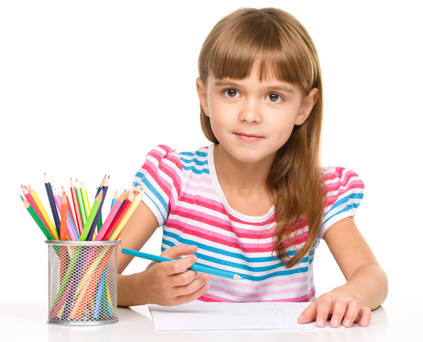 Little girl is drawing using pencils - Foto, immagini